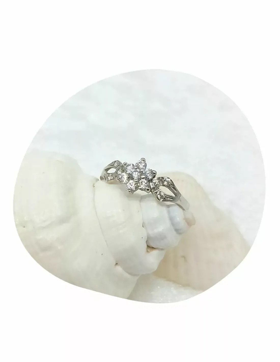 Shop Anillo flor circonitas de oro blanco 18k - T.11 Anillos De Oro Blanco | Anillos De Oro