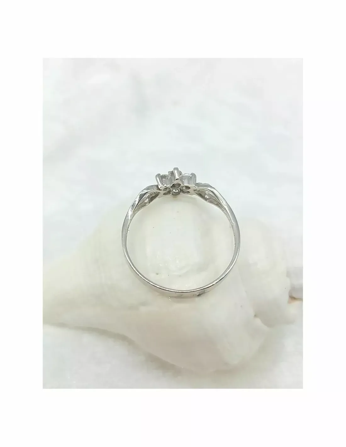 Shop Anillo flor circonitas de oro blanco 18k - T.11 Anillos De Oro Blanco | Anillos De Oro