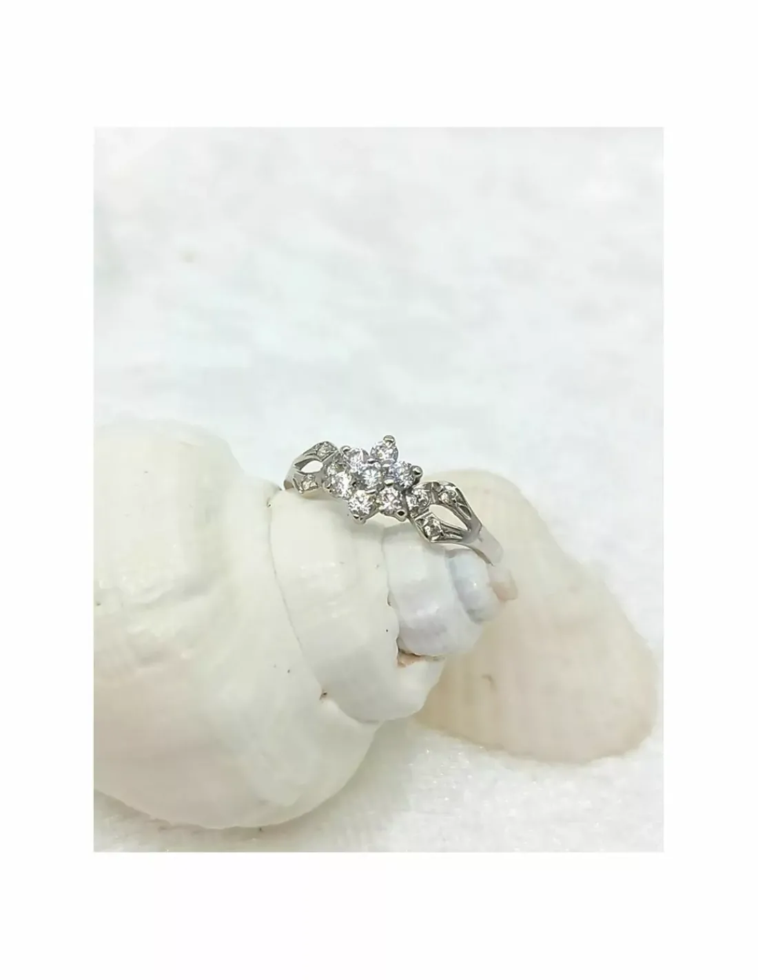 Shop Anillo flor circonitas de oro blanco 18k - T.11 Anillos De Oro Blanco | Anillos De Oro