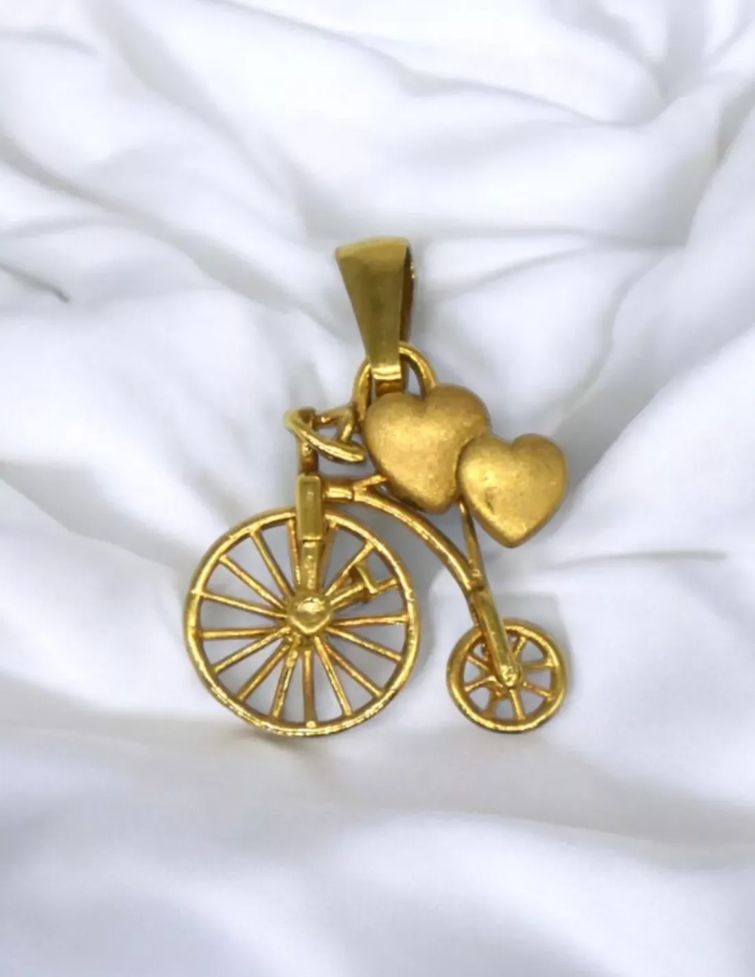Shop Colgante bicicleta con corazones oro 18k Colgante De Corazones