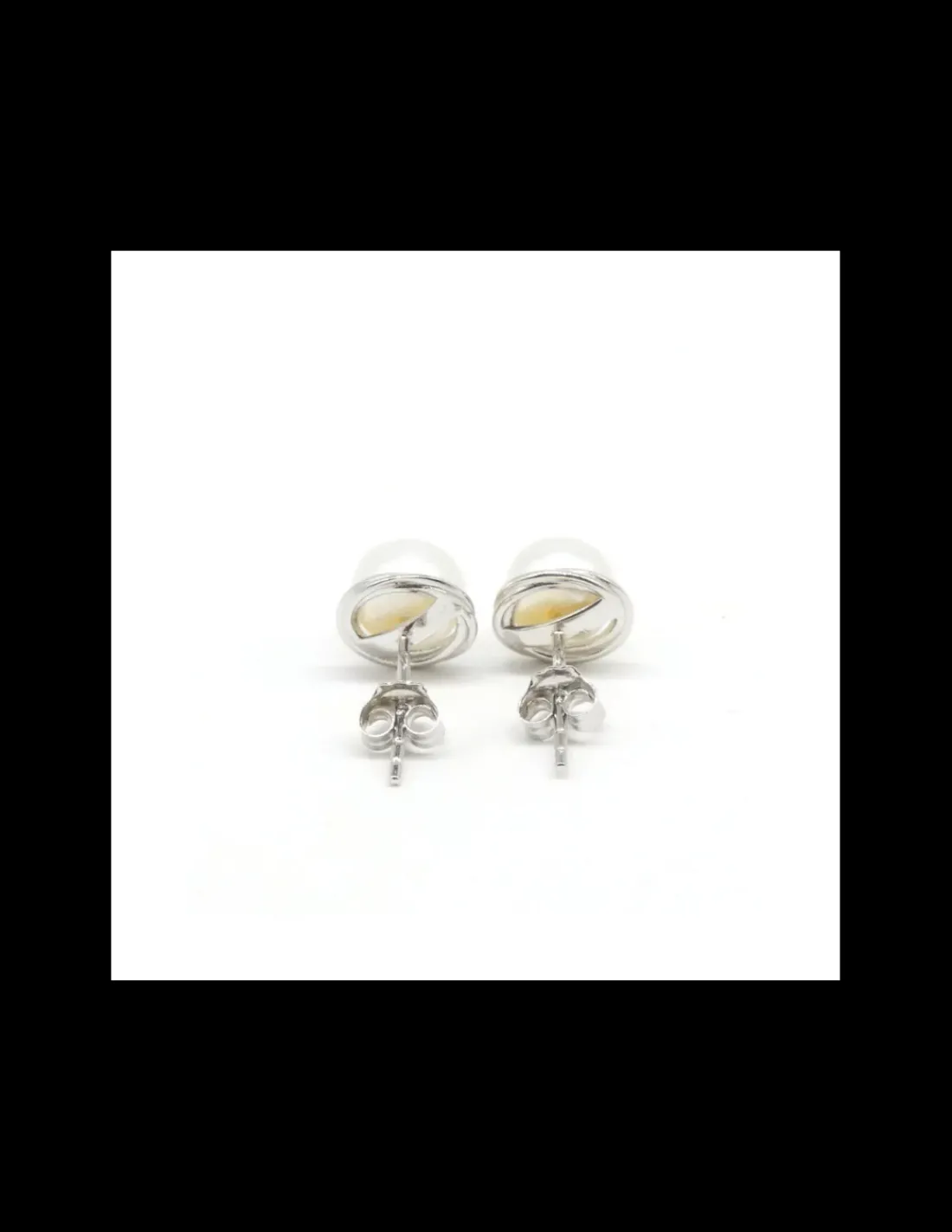 Shop Pendientes perla cultivada blanca en montura plata de Ley rodiada Pendientes De Plata